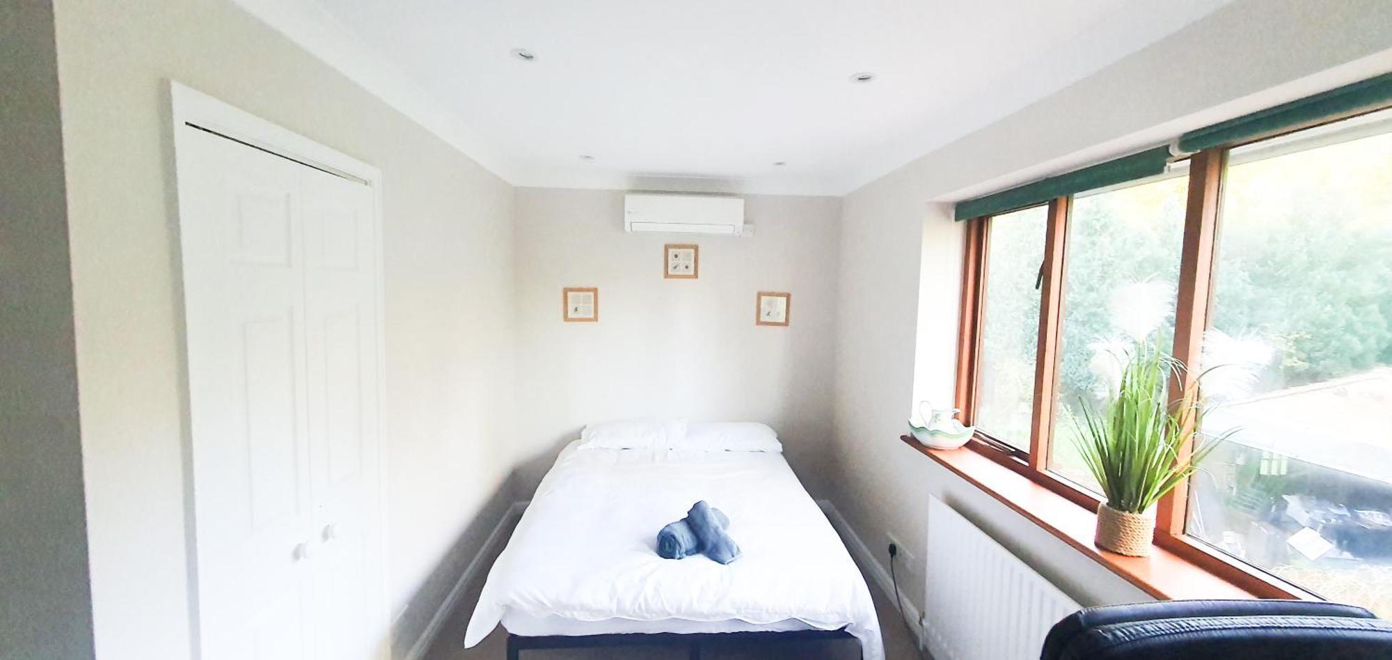 Old Slade Cottage - Train To London 30Mins, Heathrow 15Mins Away,Free Parking - En-Suit Rooms West Drayton  Room photo