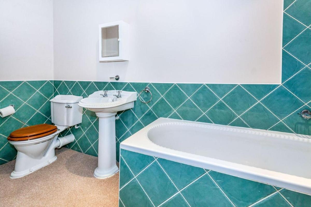 Old Slade Cottage - Train To London 30Mins, Heathrow 15Mins Away,Free Parking - En-Suit Rooms West Drayton  Exterior photo